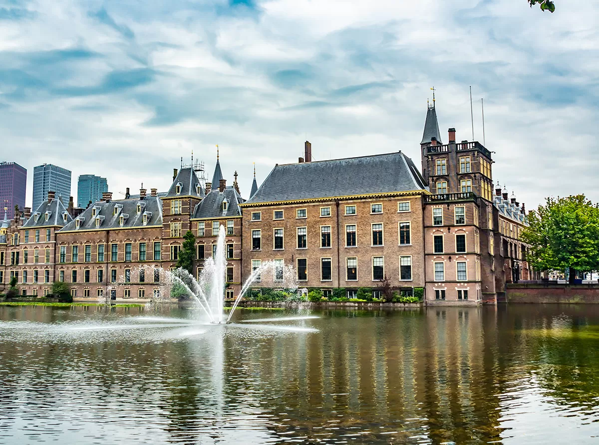 Study in the Netherlands – Universities & Study Abroad Guide Scenic university campus by the river in the Netherlands, offering a vibrant academic environment.